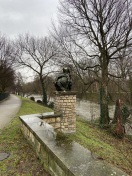 Foto: Beschädigung Historische Brückenkopf Figur 
